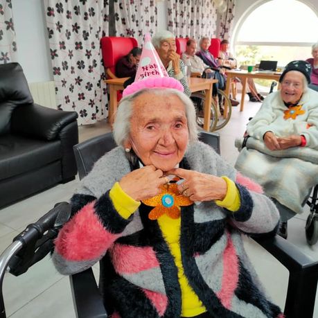 Centro de Mayores Mar Bella señoras mayores celebrando